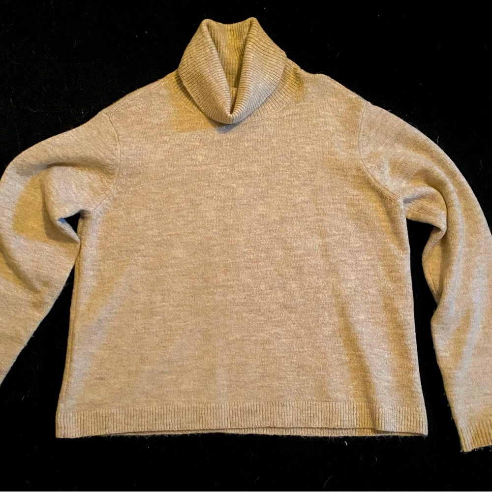 Lolë sweater